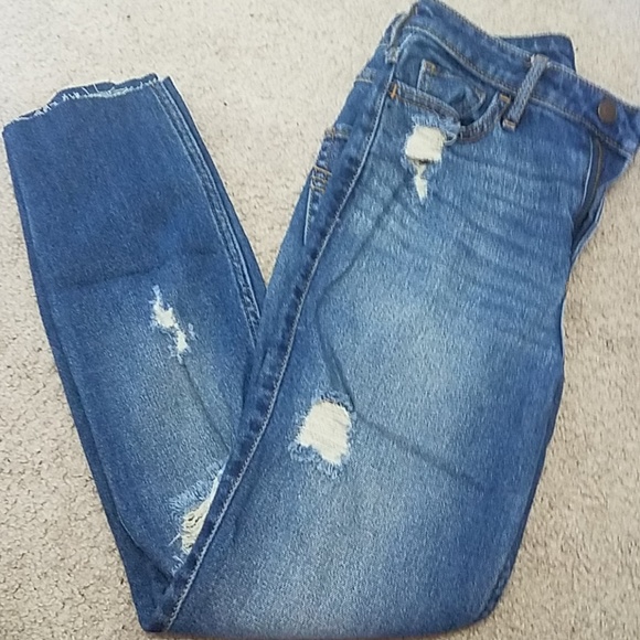 Hollister Denim - Jeans ripped up and cropped
